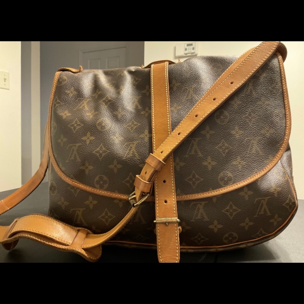 SOLD// Louis Vuitton Saumur 35
